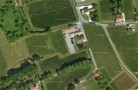 L'école de Villeneuve entourée de vignes (Google Earth)